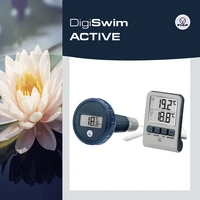 Die Anzeige zeigt zwei digitale Poolthermometer mit Temperaturen von 19,5 °C und 18,2 °C. Links daneben eine weiße Seerose.